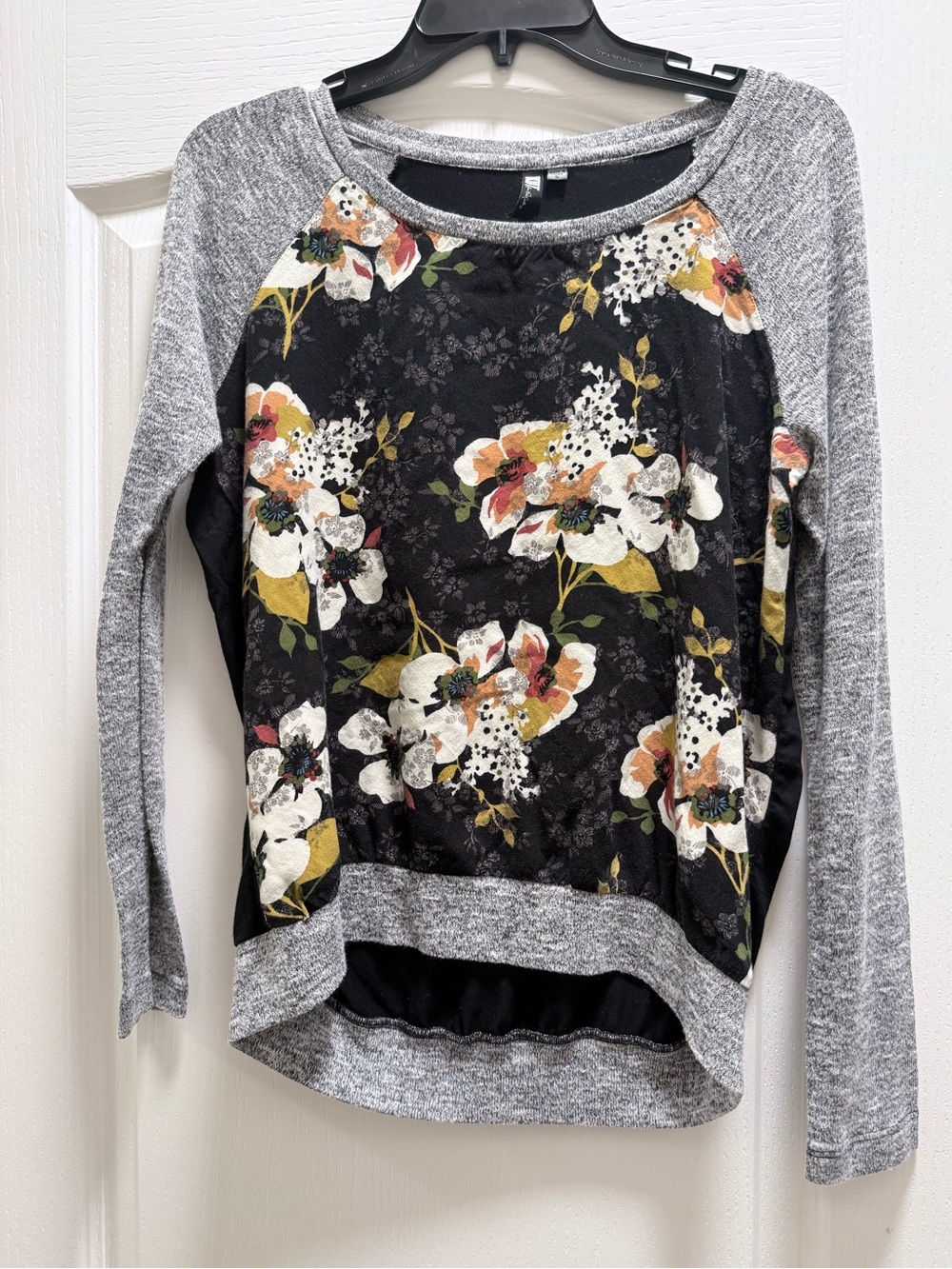 Kut from the Kloth Black Floral Raglan Sweatshirt with Gray Sleeves
